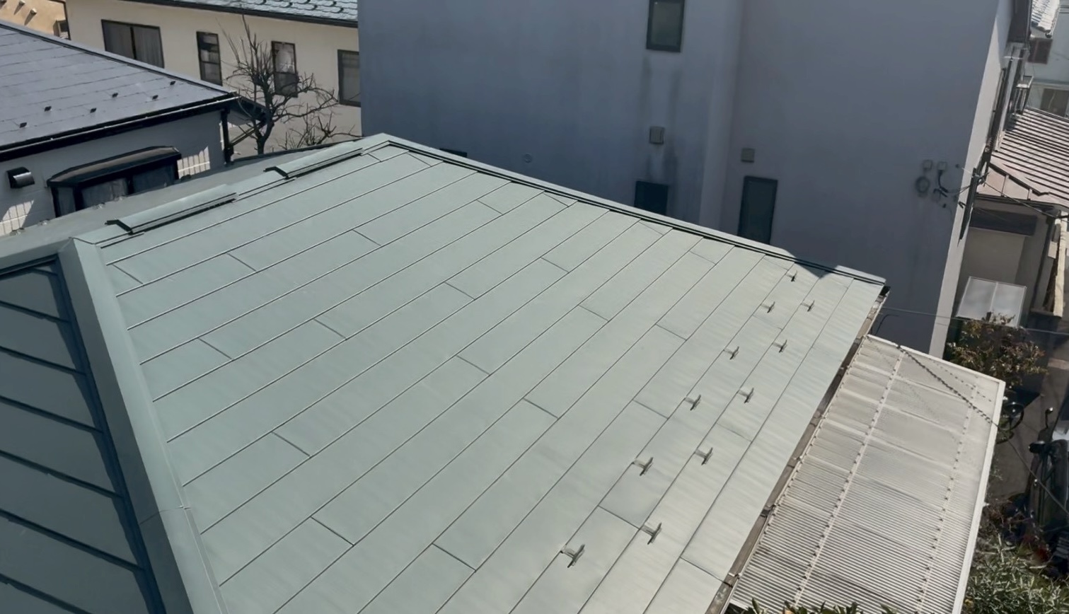 さいたま市浦和区で築11年ガルバリウム屋根を再点検。色褪せの発見で屋根塗装をご提案